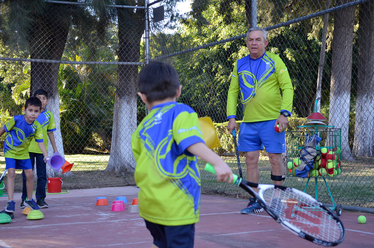 Niños jugando Mini Tenis